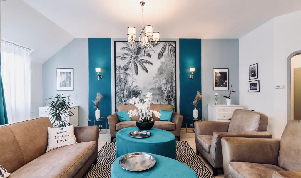莫雄馬扎爾古堡的住宿－Monarchia Apartman Grand，客厅设有两张沙发和一堵蓝色的墙壁