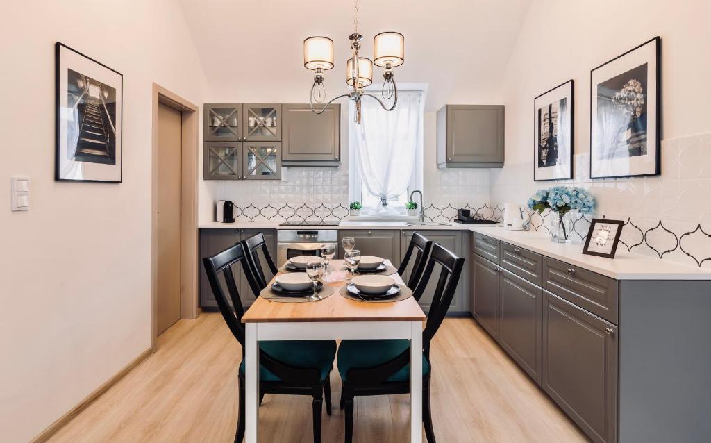 Kuchyňa alebo kuchynka v ubytovaní Monarchia Apartman Grand