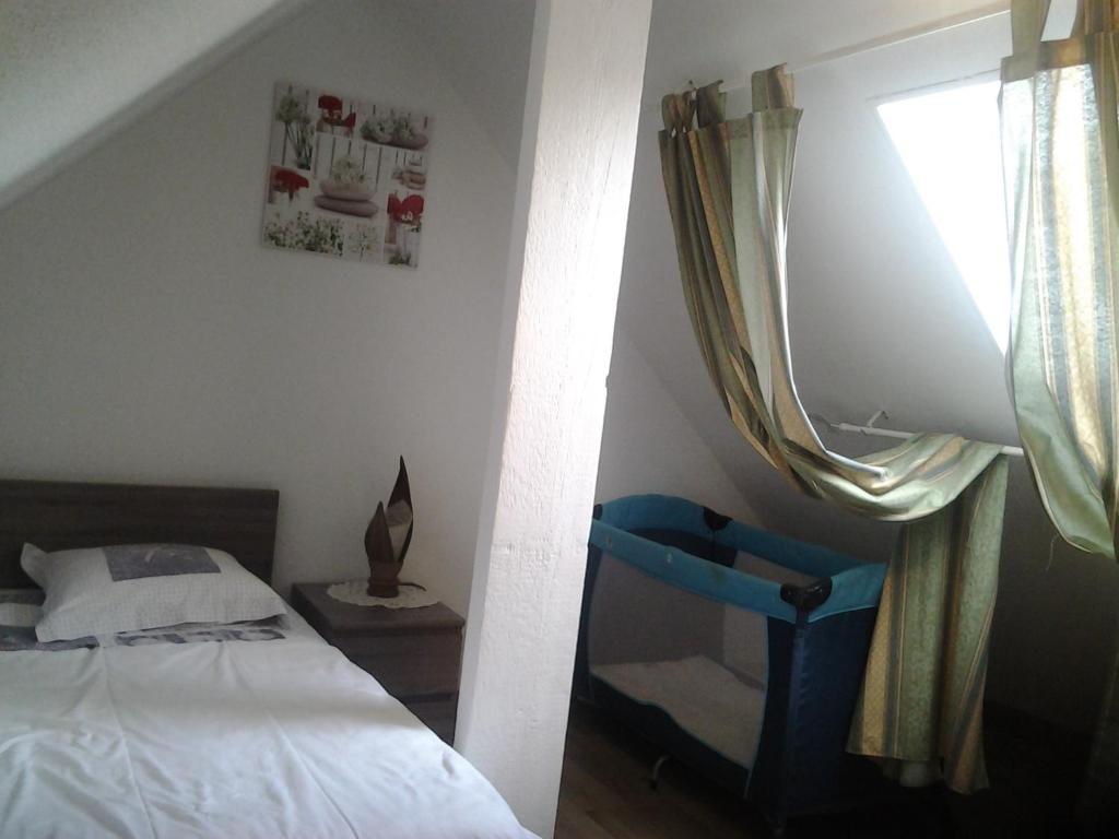 カンカルにあるAppartement Rue Georges V - Port de la Houleのベッドルーム(ベッド1台、窓付)