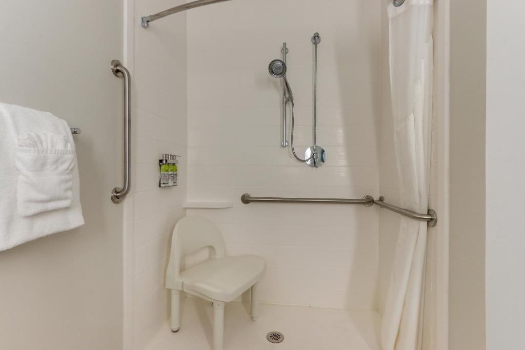 Holiday Inn Express - Cincinnati North - Monroe by IHG - King Room With Roll-In Shower - Non-Smoking