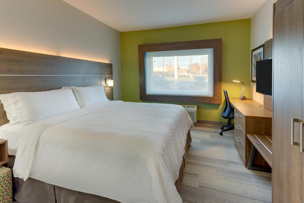 Holiday Inn Express - Cincinnati North - Monroe by IHG - Standard King Room With Accessible Tub - Mobility Access