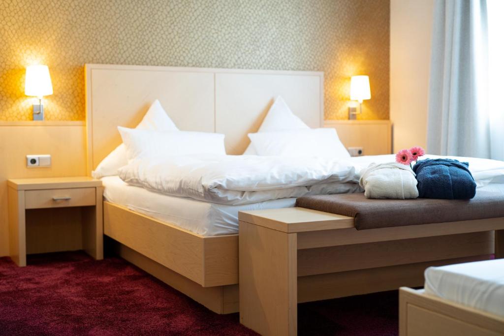 een hotelkamer met 2 bedden met witte kussens bij Landhaus Bergkrone in Willingen