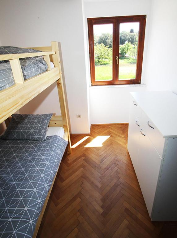 Guesthouse Škofije ob Parenzani - Bunk Bed In Mixed Dormitory Room