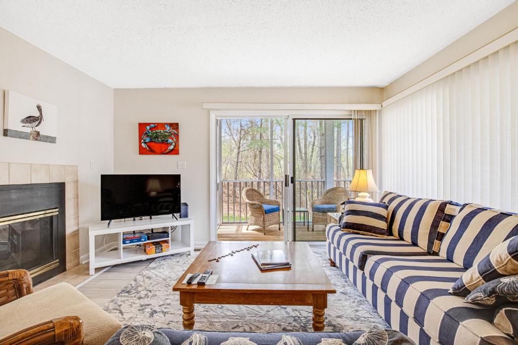 uma sala de estar com um sofá e uma lareira em Sea Colony- 52014 Canal em Bethany Beach