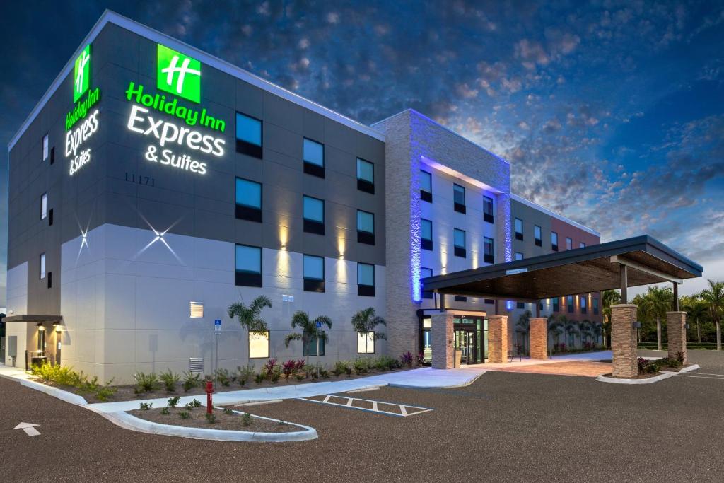un hôtel situé à l'avant du bâtiment dans l'établissement Holiday Inn Express & Suites - Ft Myers Beach-Sanibel Gateway, an IHG Hotel, à Fort Myers Beach