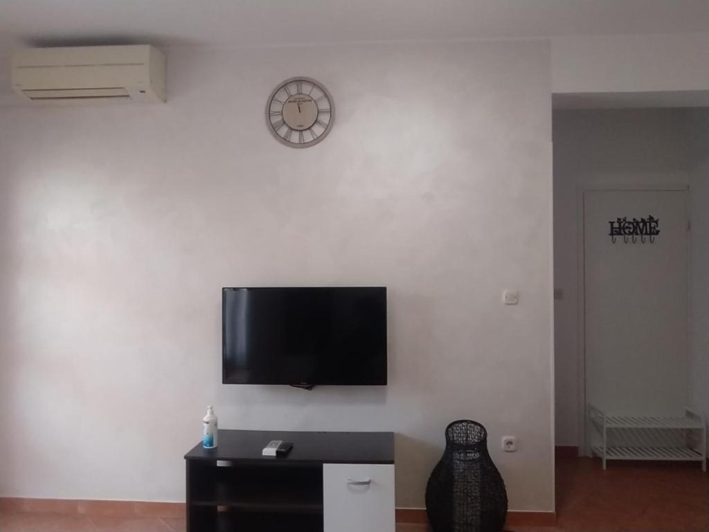 Televízia a/alebo spoločenská miestnosť v ubytovaní Apartament Oliva