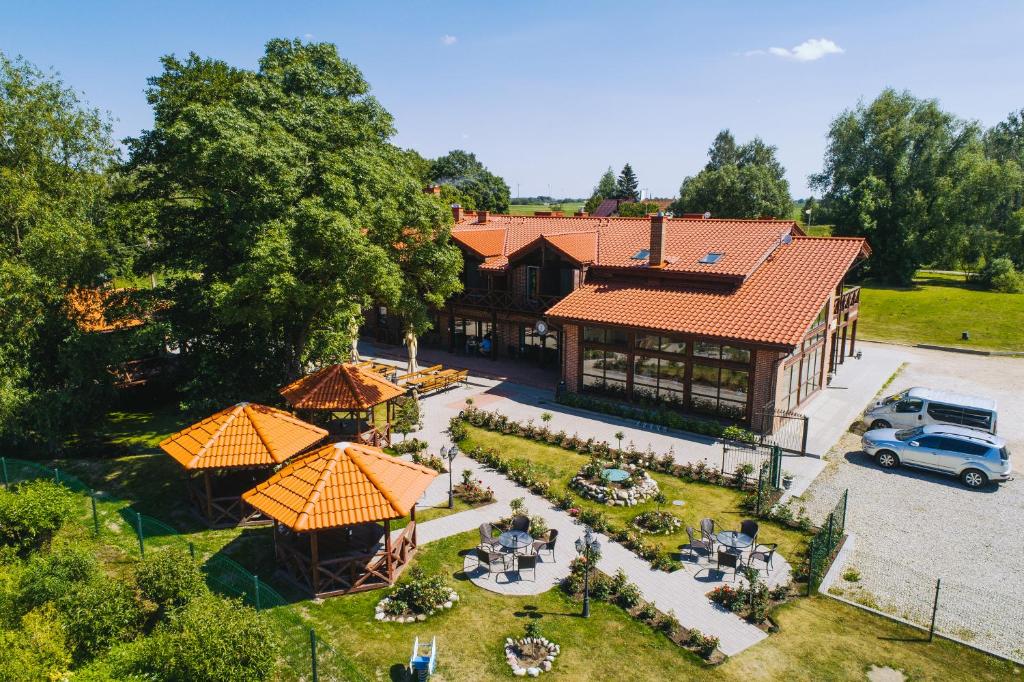 una vista aérea de una casa con patio y aparcamiento en Venckai Venckuose en Venckai