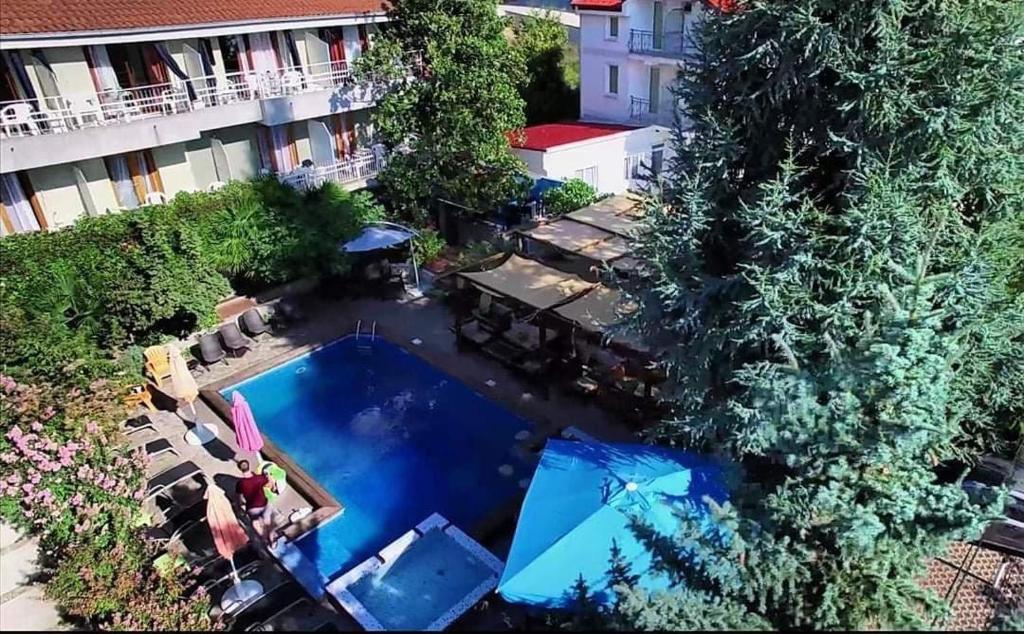 uma vista superior de uma piscina num hotel em Villa Dionis em Ohrid