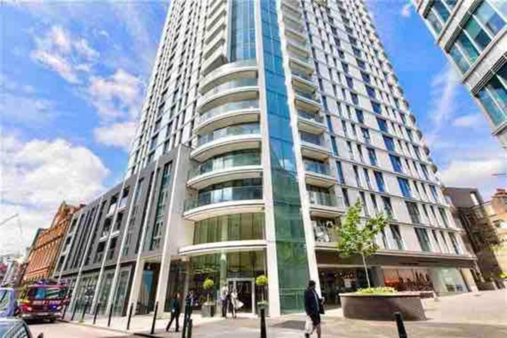 LUXURY SKY-HIGH MODERN APARTMENT IN CITY CENTRE!