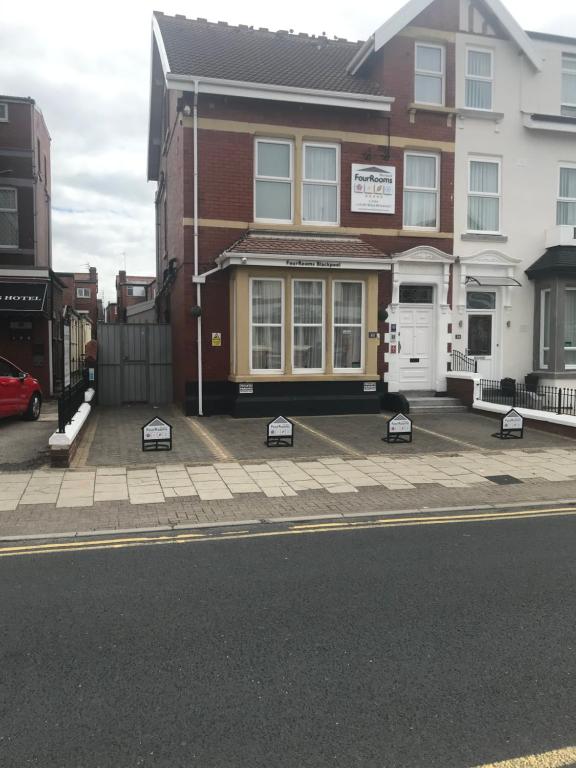 un bâtiment situé sur le côté d'une rue dans l'établissement FourRooms - Couples Only, à Blackpool