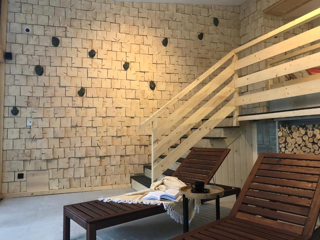 Posedenie v ubytovaní NIECH TO SZLAK B&B