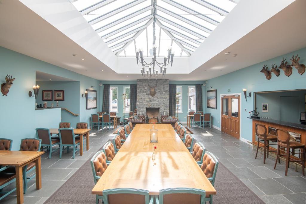 ein großer Konferenzraum mit einem langen Tisch und Stühlen in der Unterkunft The Skye Inn in Portree