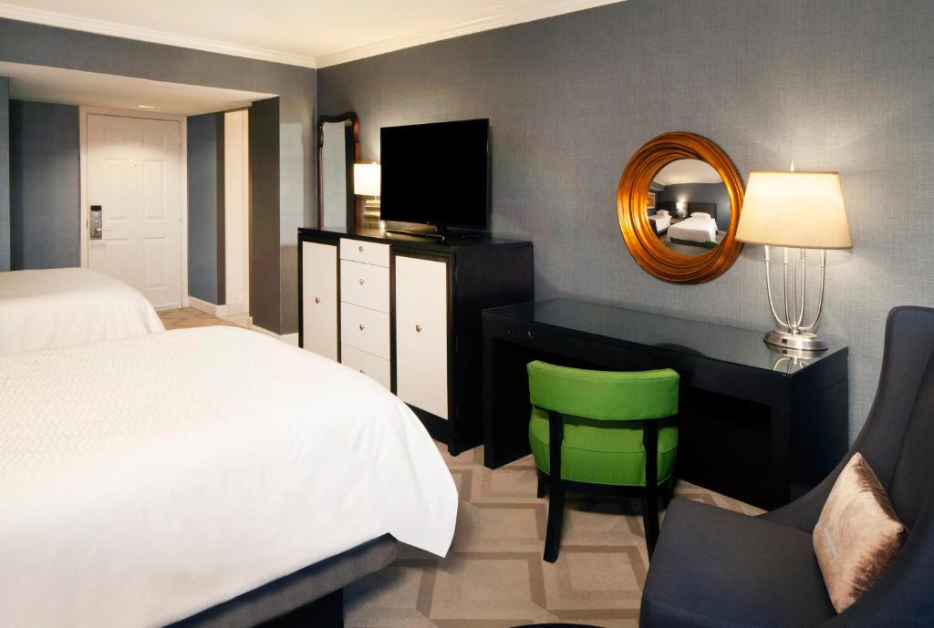 Postel nebo postele na pokoji v ubytování Melrose Georgetown Hotel