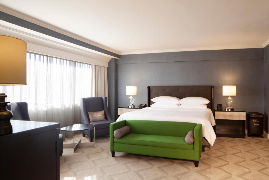 Postel nebo postele na pokoji v ubytování Melrose Georgetown Hotel