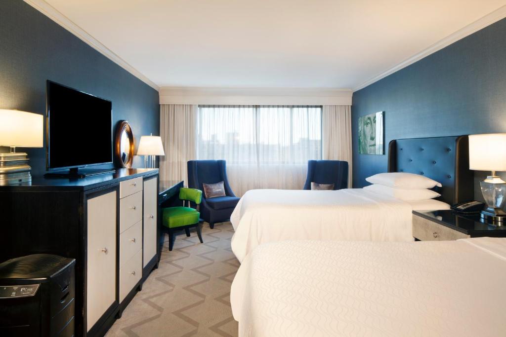 Postel nebo postele na pokoji v ubytování Melrose Georgetown Hotel