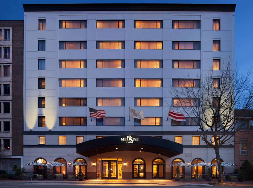 un edificio alberghiero con bandiera americana di Melrose Georgetown Hotel a Washington