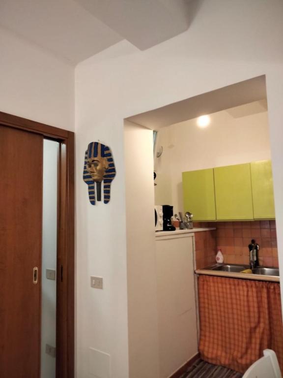 Kuchyňa alebo kuchynka v ubytovaní Casa di fronte la Cattedrale