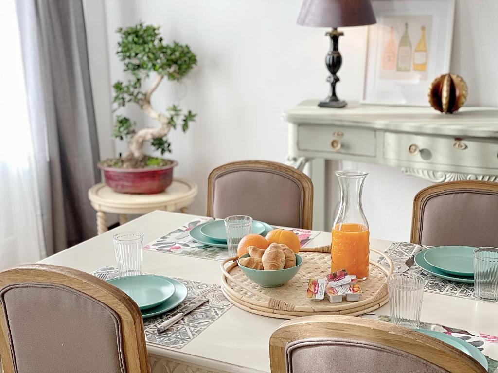 a dining room table with a bowl of fruit and orange juice at Apartamento "Kanogal" in Labastida