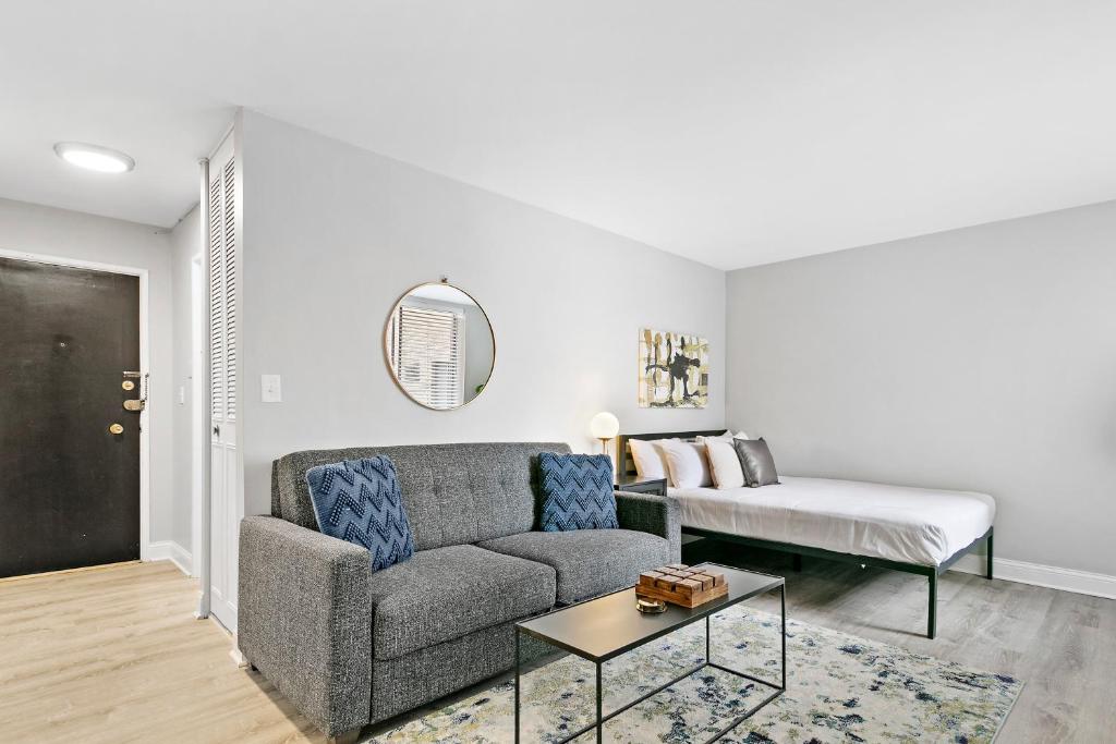 Convenient Location & Cozy Studio Apartment - Oakdale 218 rep - Housity