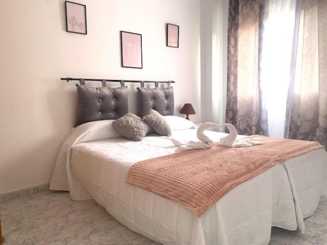 een slaapkamer met een groot wit bed in een kamer bij Apartamentos JS Playa in Finestrat