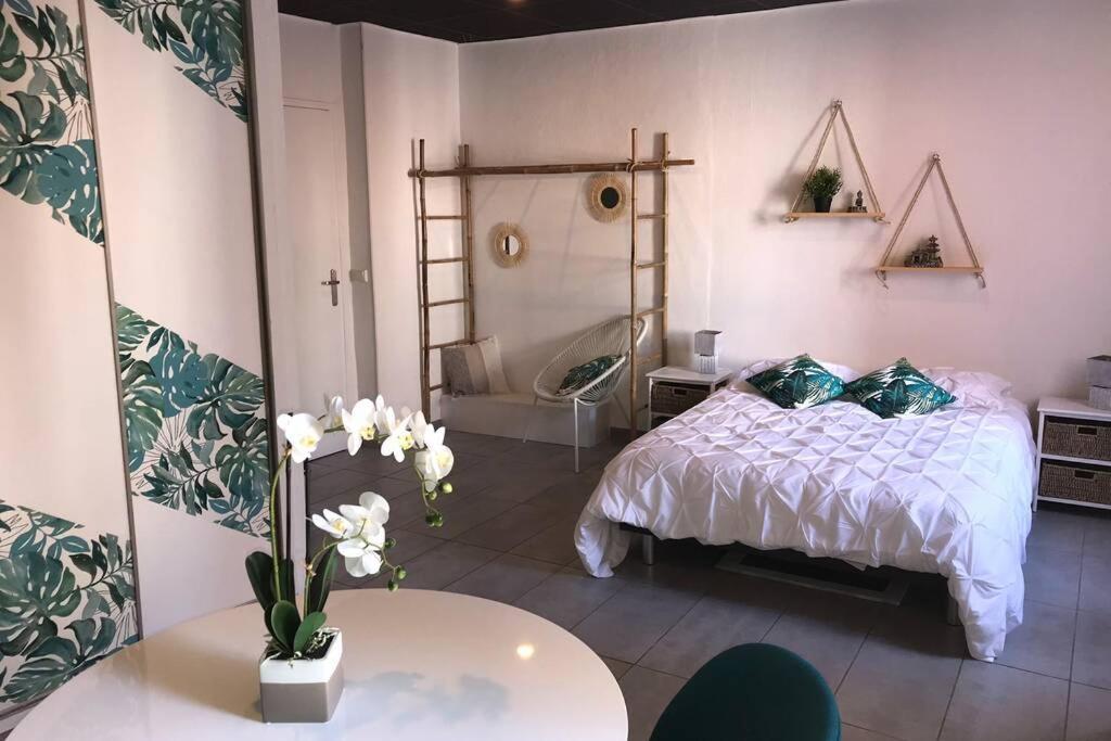 - une chambre avec un lit, une table et une baignoire dans l'établissement Studio cocooning à 50 m du port, à Cassis