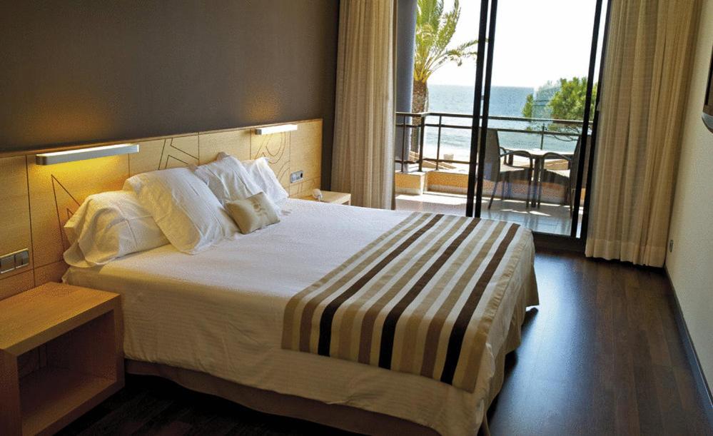 Postel nebo postele na pokoji v ubytování Hotel Restaurant Sant Pol