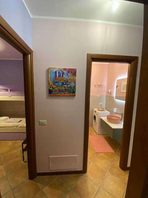 bagno con servizi igienici, lavandino e specchio di CASA VACANZA FELICITA' a Porto Potenza Picena