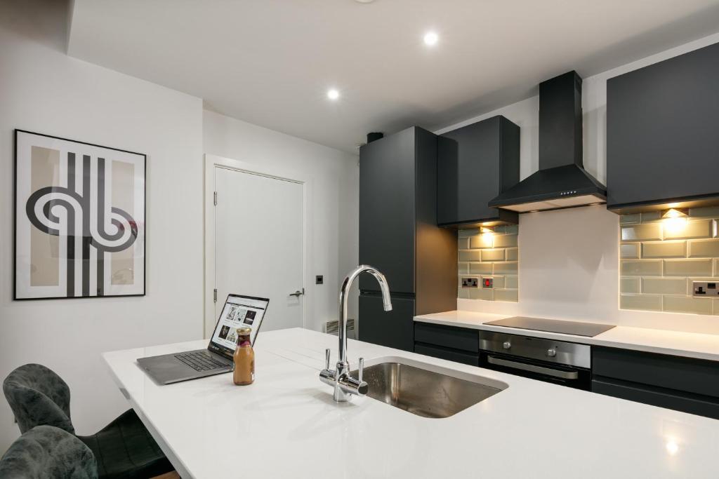 Boutique Warehouse Apartment with Private Terrace by The Jacksonheim Boutique