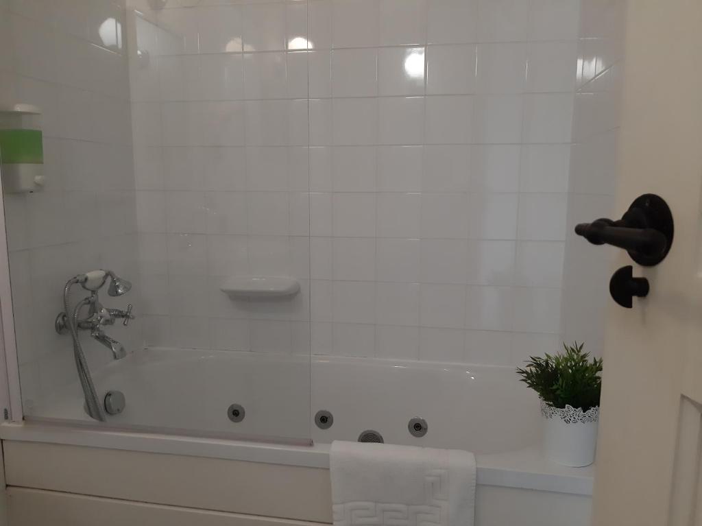 Koupelna v ubytování Apartamentos El Llanin