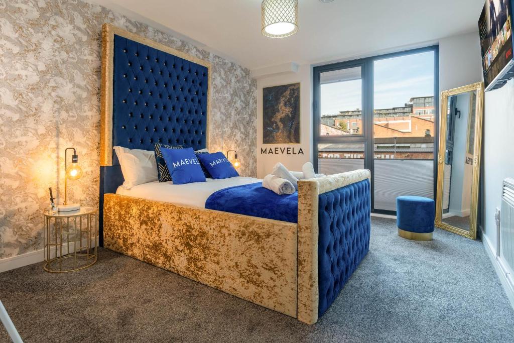 MAEVELA Apartments - Huge 7ft Emperor Luxury 2 Bed Apartment - With Parking  - NEW BUILD - City Centre, Digbeth - ROOFTOP TERRACE - PS4 & Smart TV's,  Birmingham – Updated 2023 Prices