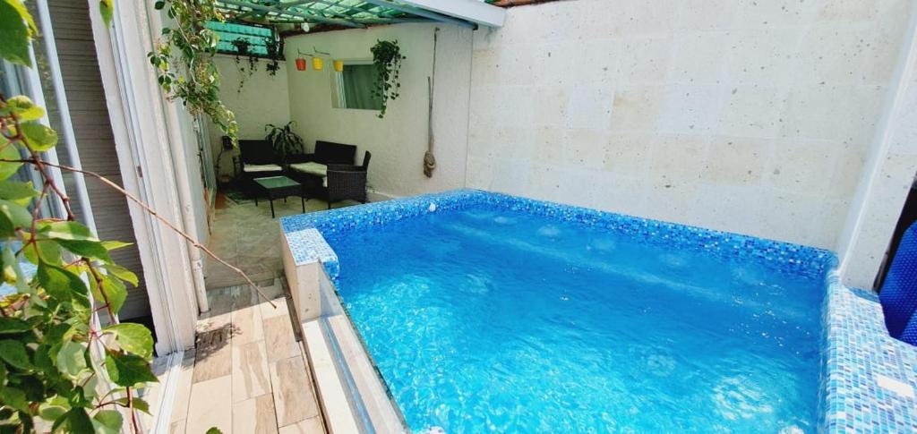 une grande piscine bleue dans une arrière-cour dans l'établissement FABULOSA CASA Centro Cuernavaca Alberca Privada Climatizada, à Cuernavaca