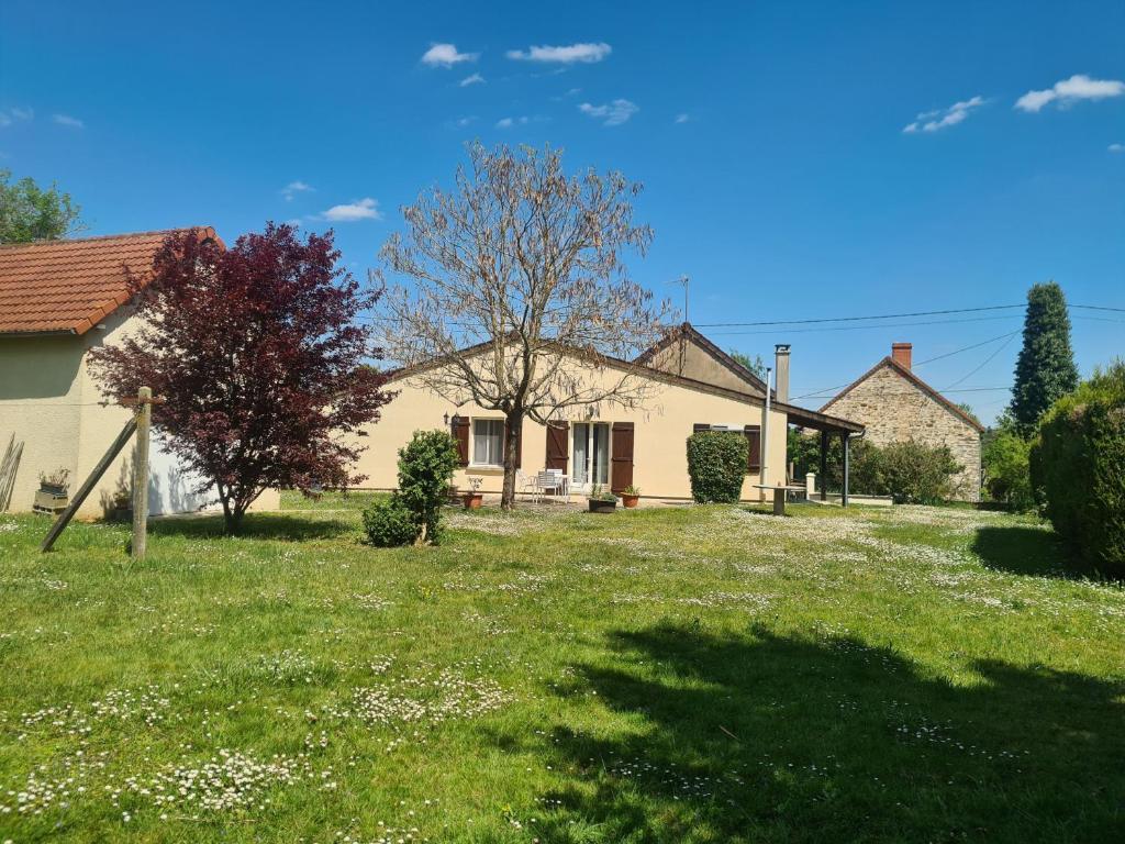 ein Haus mit einem Hof davor in der Unterkunft Gîte Baraize, 3 pièces, 4 personnes - FR-1-591-319 in Baraize
