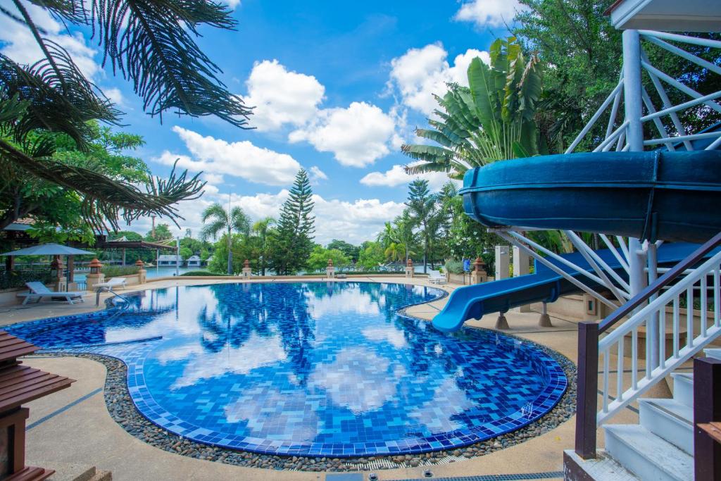 una piscina con un tobogán en un complejo en Chawalun Resort, en Don Tum