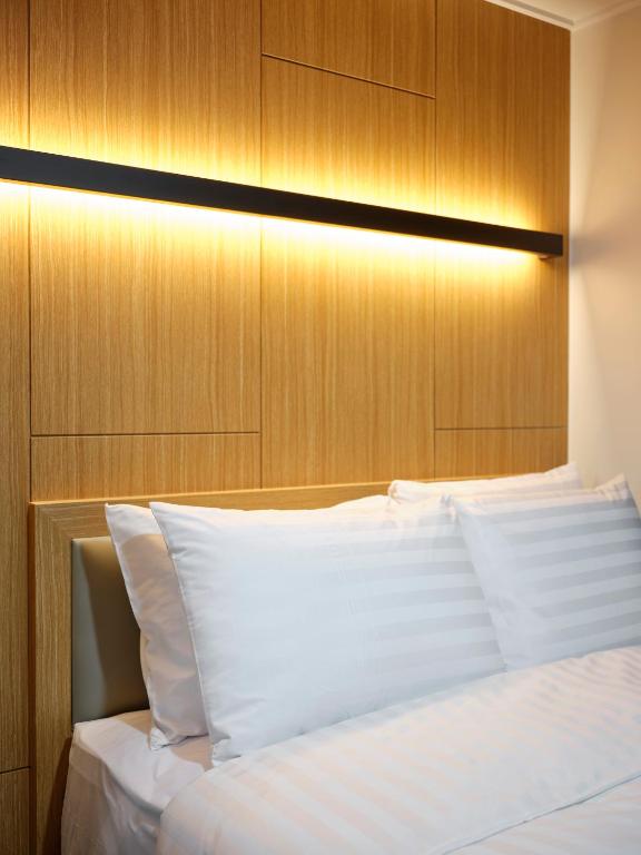 Postel nebo postele na pokoji v ubytování S Stay Hotel