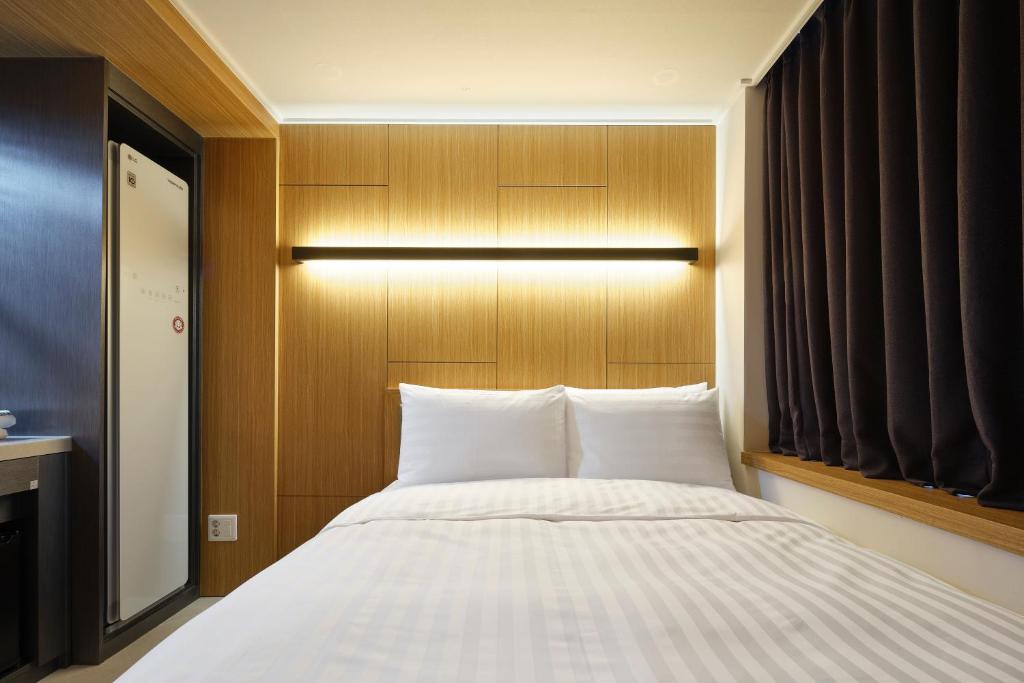 Postel nebo postele na pokoji v ubytování S Stay Hotel