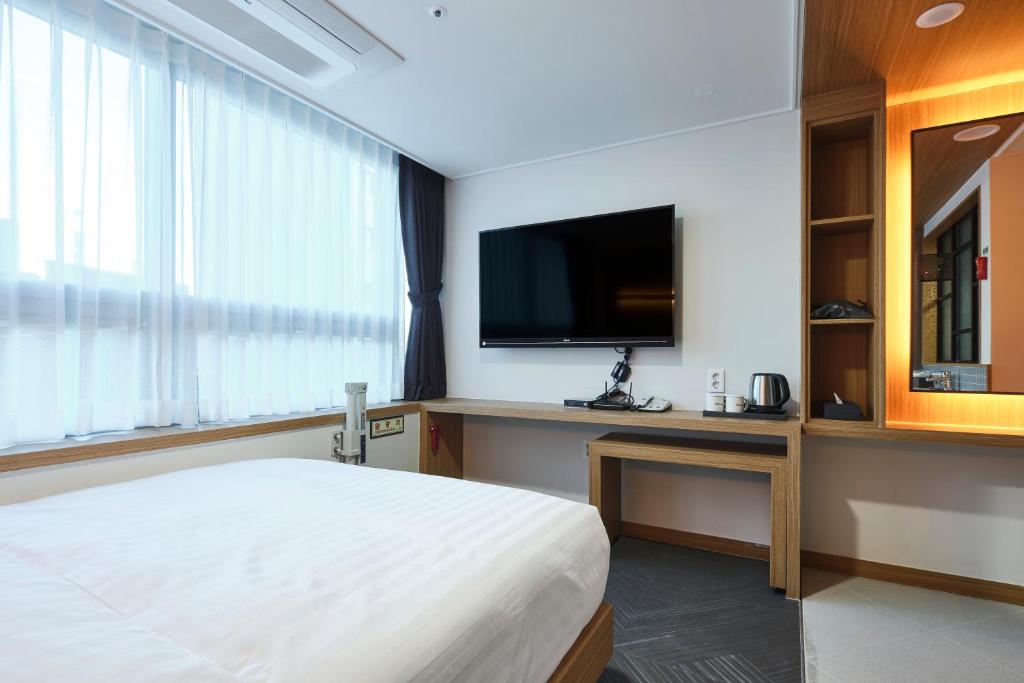 TV a/nebo společenská místnost v ubytování S Stay Hotel