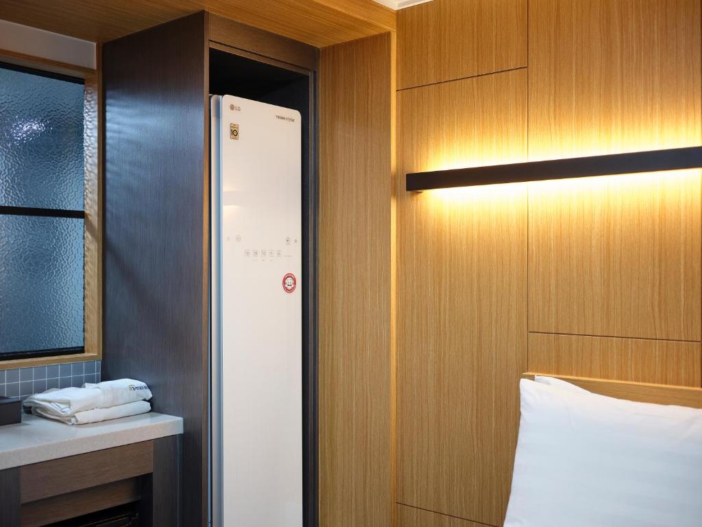 Postel nebo postele na pokoji v ubytování S Stay Hotel
