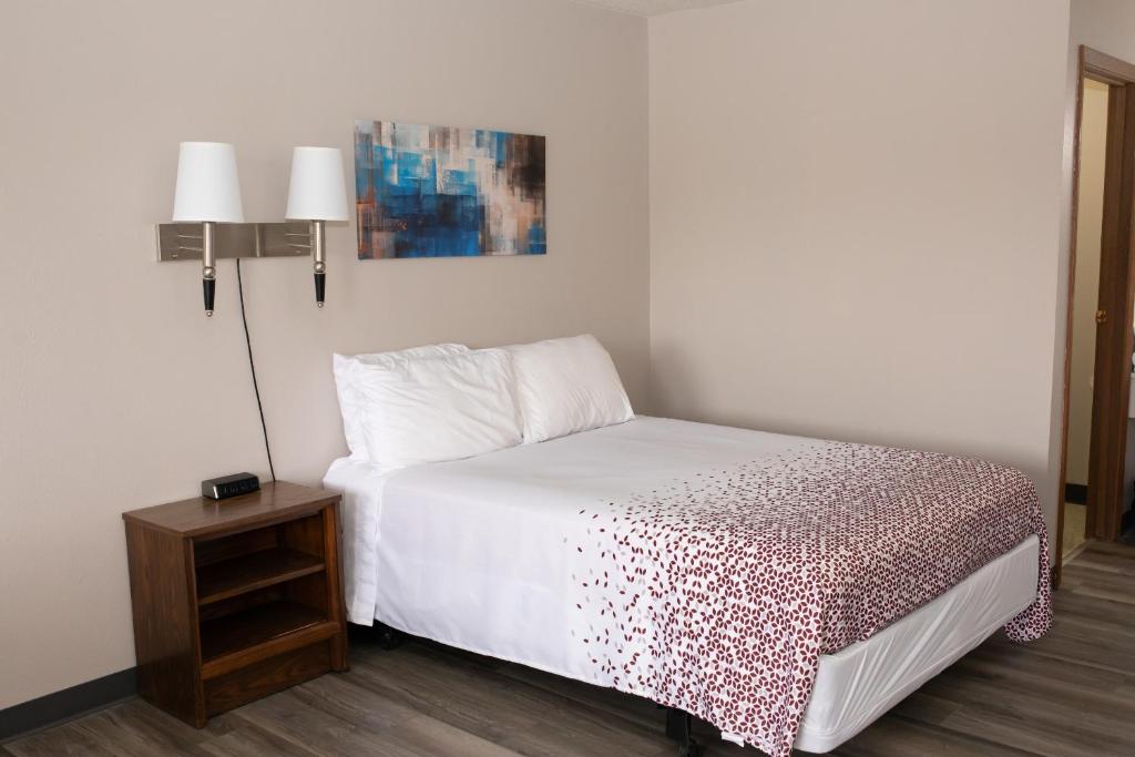 Ein Bett oder Betten in einem Zimmer der Unterkunft Shady Rest Motel