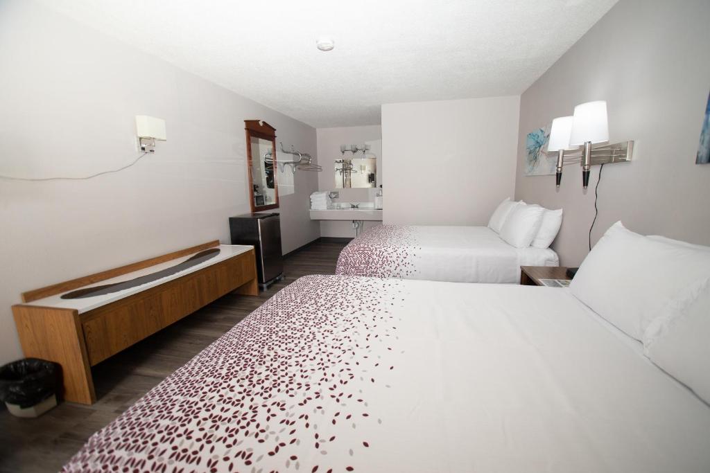 Ein Bett oder Betten in einem Zimmer der Unterkunft Shady Rest Motel