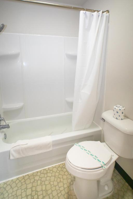 Ein Badezimmer in der Unterkunft Shady Rest Motel