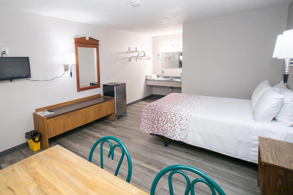 Ein Bett oder Betten in einem Zimmer der Unterkunft Shady Rest Motel