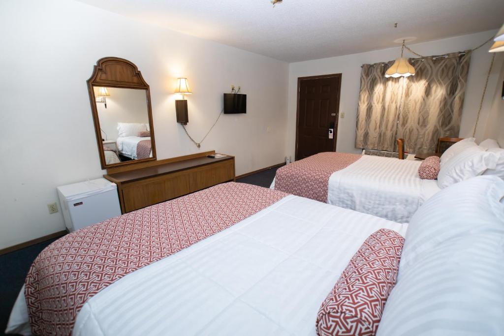 Ein Bett oder Betten in einem Zimmer der Unterkunft Shady Rest Motel