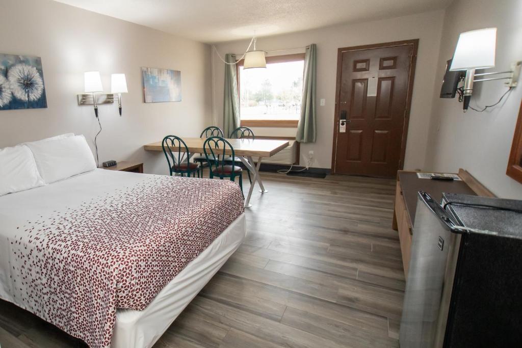 Ein Bett oder Betten in einem Zimmer der Unterkunft Shady Rest Motel