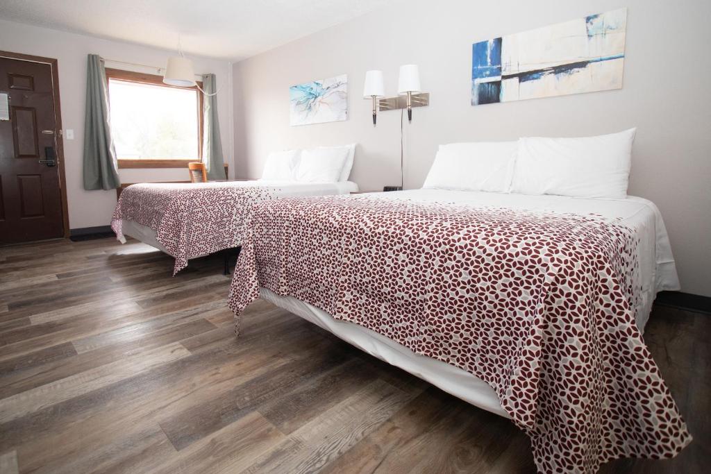 Ein Bett oder Betten in einem Zimmer der Unterkunft Shady Rest Motel