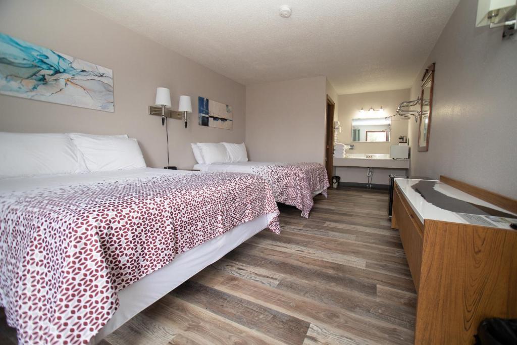 Ein Bett oder Betten in einem Zimmer der Unterkunft Shady Rest Motel