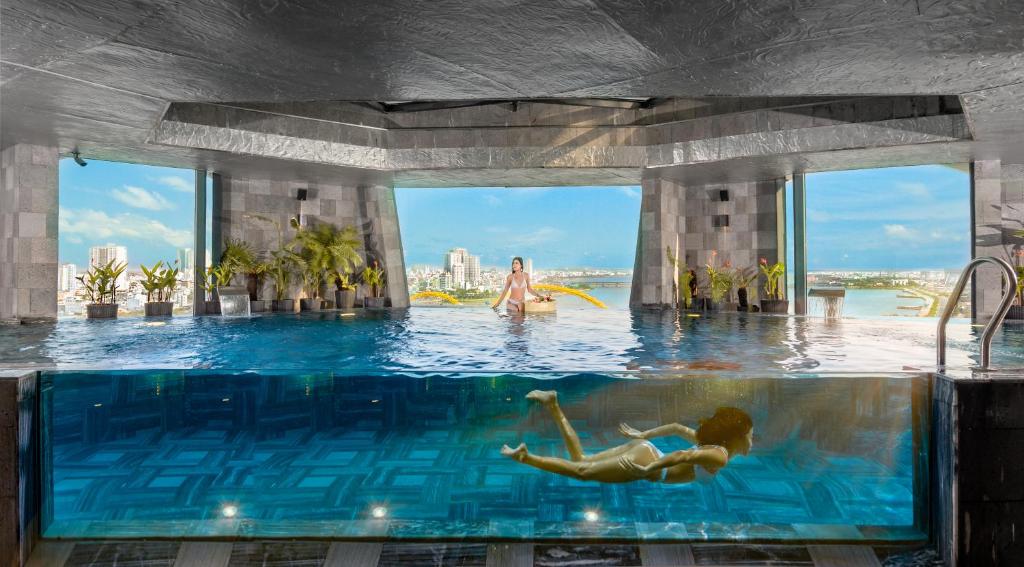 Bazén v ubytování HAIAN Riverfront Hotel Da Nang nebo v jeho okolí