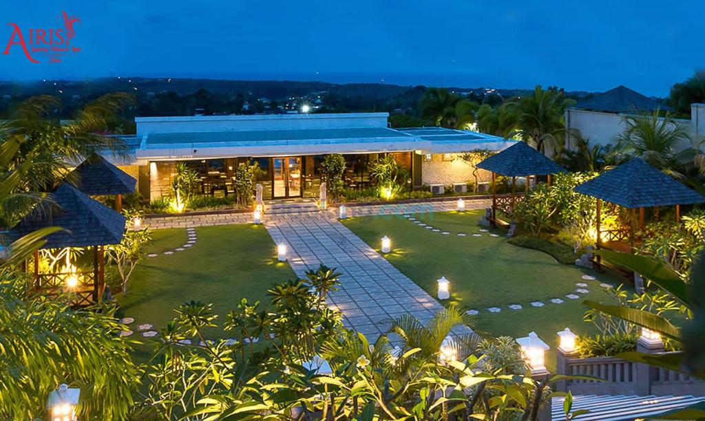 Una vista aérea de un complejo turístico por la noche. en Airis Luxury Villas and Spa, en Uluwatu
