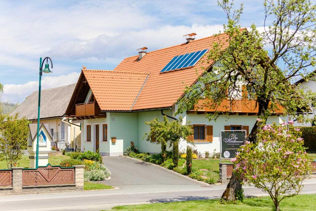 a house with solar panels on the roof at Gästezimmer Das Hambammer in Heimschuh
