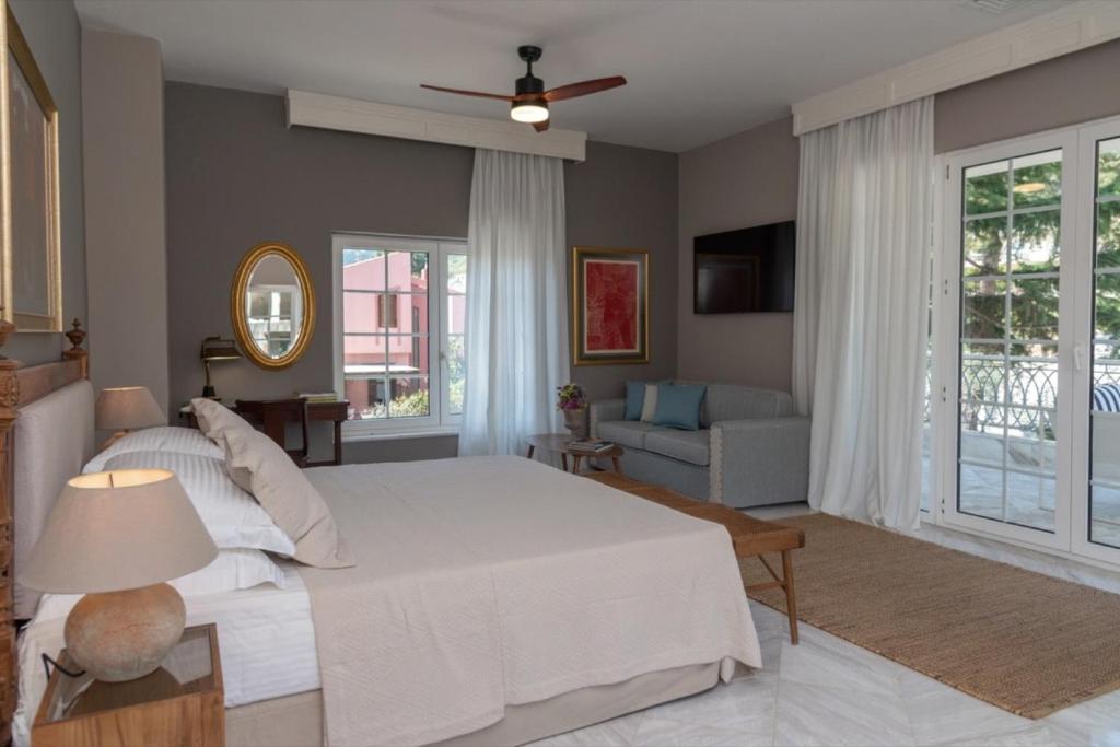 Televízia a/alebo spoločenská miestnosť v ubytovaní The Manor