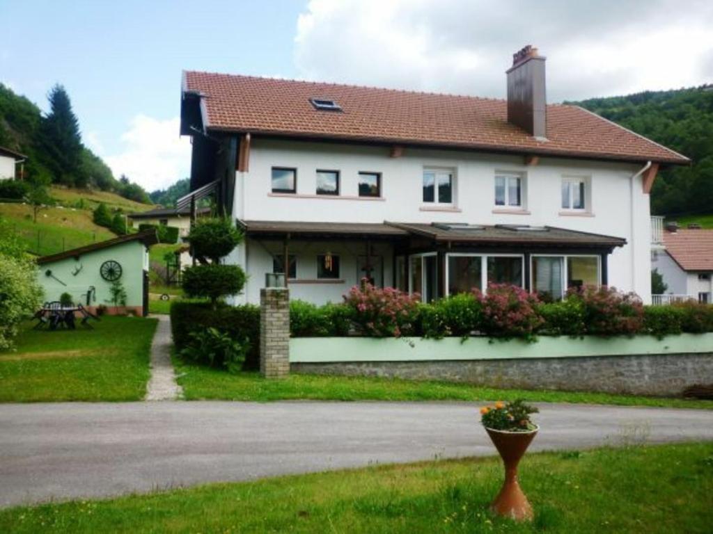Casa blanca con techo rojo en Gîte La Bresse, 3 pièces, 4 personnes - FR-1-589-189, en La Bresse